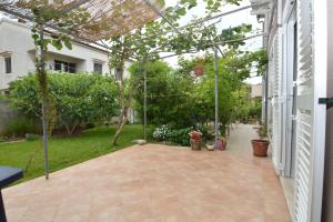 Vonkajšia záhrada v ubytovaní Apartment with garden - Ana 1