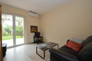 Posedenie v ubytovaní Apartment with garden - Ana 1