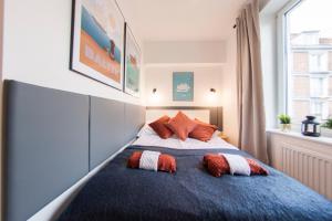 ein Schlafzimmer mit einem Bett mit zwei Kissen darauf in der Unterkunft Family Luxury Comfort Old Town Apartament, 1-8, 2 sypialnie i salon, parking w cenie, SUMMERWINTER Brand in Danzig