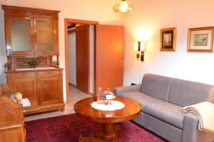 ein Wohnzimmer mit einem Sofa und einem Tisch in der Unterkunft La Solatìa in Porto Ceresio