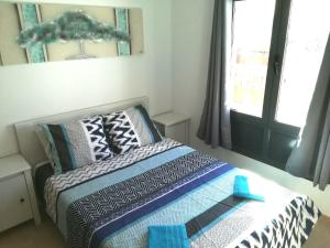 una piccola camera con letto e finestra di Casa Avellana a Playa Blanca
