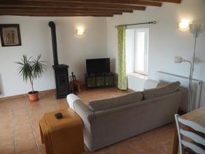 un soggiorno con divano e piano cottura di Villas de Leypinas Gites a Saint-Pardoux-Corbier