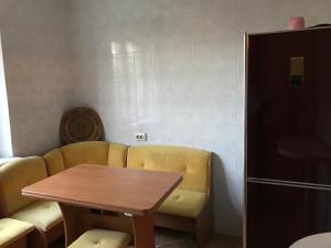 ヴィーンヌィツャにあるBeautiful Apartment on Korolenka 31のテーブル、テーブル、椅子が備わる客室です。