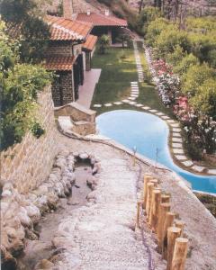 クシロカストロにあるWriters' Retreat in Xilokastroの家の横の水のプールの上から見える
