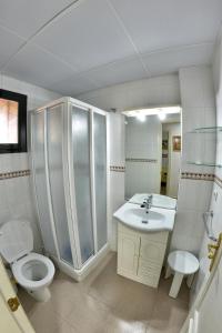 Koupelna v ubytování WonderStays Chalet El Naranjo + 20 fotografií