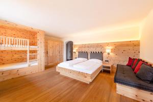 a bedroom with two beds and a couch at Gasthof Zur Sonne in Laion