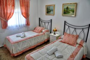 セビリアにあるChalet El Naranjoのベッドルーム1室(ベッド2台、窓付)