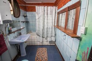 Vannituba majutusasutuses Tipico Hostel Chile