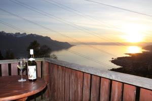 een fles wijn zittend op een tafel met een glas bij Gais Alpins in Montreux