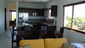 - une cuisine et une salle à manger avec une table et des chaises dans l'établissement Penthouse with Roof Terrace - Costa Maya, à Mahahual
