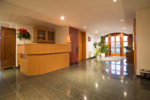 an office lobby with a reception desk and a lobby at Hotel Alt Oesselse in Hannover