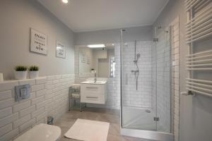 ミエンジズドロイェにあるApartament Horyzont Amberのバスルーム(シャワー、トイレ、シンク付)
