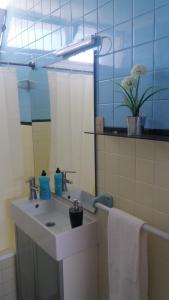 Et badeværelse på F! Lisbon Guest House