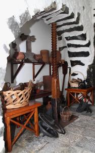 um quarto com uma parede com uma escada e ferramentas em Ponta Delgada - Casa Rural em Ponta Delgada