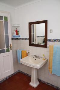 uma casa de banho com um lavatório e um espelho em Ponta Delgada - Casa Rural em Ponta Delgada