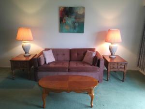 a living room with a couch and two tables with lamps at Rosedale Manor in Duncan
