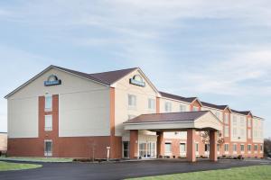 un rendimiento de un hospital con un edificio en Days Inn by Wyndham Evans Mills/Fort Drum, en Evans Mills