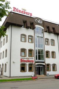 Biały budynek z czerwonym napisem w obiekcie Dinaburg SPA Hotel w mieście Dyneburg