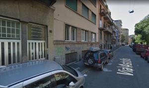 um carro estacionado em uma rua ao lado de um prédio em PrimoPiano - Astolfo 12 em Milão
