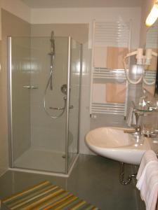 y baño con ducha y lavamanos. en Garni - Appartement Neumairhof, en Rasun di Sopra