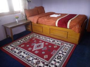 Una cama o camas en una habitación de Galaxy Inn Guest House