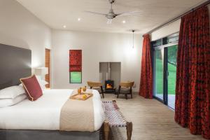 Postel nebo postele na pokoji v ubytování Wildehondekloof Game Lodge