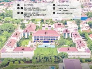 mapa dużego różowego budynku z opisami w obiekcie U Sathorn Bangkok w mieście Bangkok