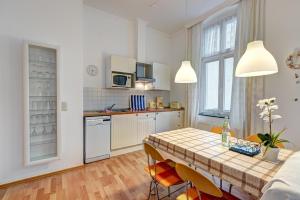 eine Küche und ein Esszimmer mit einem Tisch und Stühlen in der Unterkunft Villa Frieda Wohnung 2 in Bansin