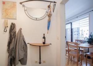 ヴィンターベルクにあるAppartement Feldstrasse 48-Kのテーブルと傘が壁に掛けられた部屋