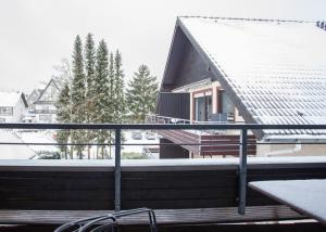 - un balcon d'une maison avec un toit enneigé dans l'établissement Appartement Feldstrasse 48-K, à Winterberg