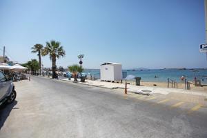 ulica obok plaży z palmami i oceanem w obiekcie Nea Chora Maisonette w Chanii