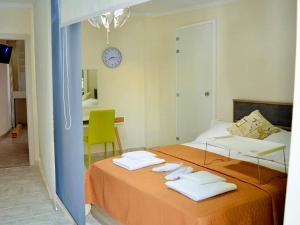 ハニア・タウンにあるNea Chora Maisonetteのベッドルーム1室(ベッド1台、タオル2枚付)
