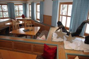 ein Wohnzimmer mit einem Tisch und Stühlen mit Sternen auf dem Boden in der Unterkunft Wohlfühlpension Tirolerhof in Partenen