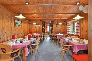 un comedor con mesas y sillas con manteles rosados en Saderhof, en Brixen