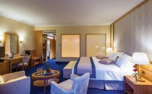Postel nebo postele na pokoji v ubytování Constantinou Bros Athena Royal Beach Hotel