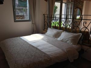 A bed or beds in a room at La Baita Dinner & Bed