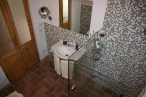 A bathroom at La Baita Dinner & Bed