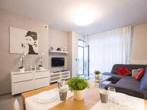 un soggiorno con divano e tavolo di VacationClub - Diune Apartment 67 a Kołobrzeg