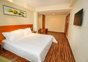 A bed or beds in a room at Jinjiang Inn Select XiAn High Speed Train Station Fengchengqi Road