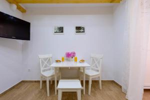 Televízia a/alebo spoločenská miestnosť v ubytovaní Leona Apartments