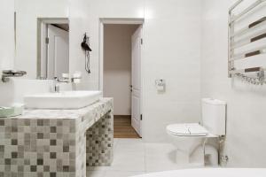 Ett badrum på Apart Hotel Rishelye