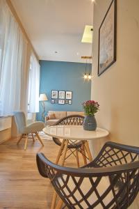 ブダペストにあるA26 Apartmentのリビングルーム(テーブル、椅子付)