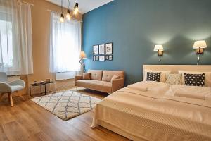 ブダペストにあるA26 Apartmentのベッドルーム(大型ベッド1台、椅子付)
