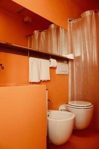 La salle de bains est pourvue de toilettes et d'un lavabo. dans l'établissement Villa Greta, à Santarcangelo di Romagna
