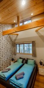 Tempat tidur dalam kamar di Kitsune Cottages