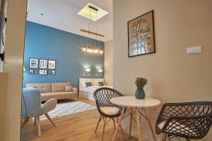 ブダペストにあるA26 Apartmentのリビングルーム(テーブル、椅子、ソファ付)