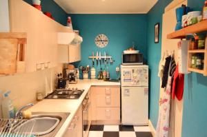 Two Bedroom Flat in Meadowbank Sleeps 4にあるキッチンまたは簡易キッチン