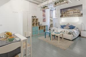 biały pokój z łóżkiem i stołem w obiekcie Monolocale con piscina a Trastevere w Rzymie