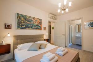 Кровать или кровати в номере Borgo Guelfo III