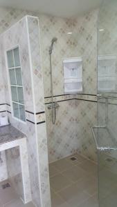 七岩的住宿－攀亞之地酒店，浴室里设有玻璃门淋浴